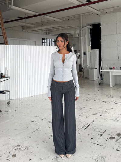 Button low waist bukser - mørk grå stribet