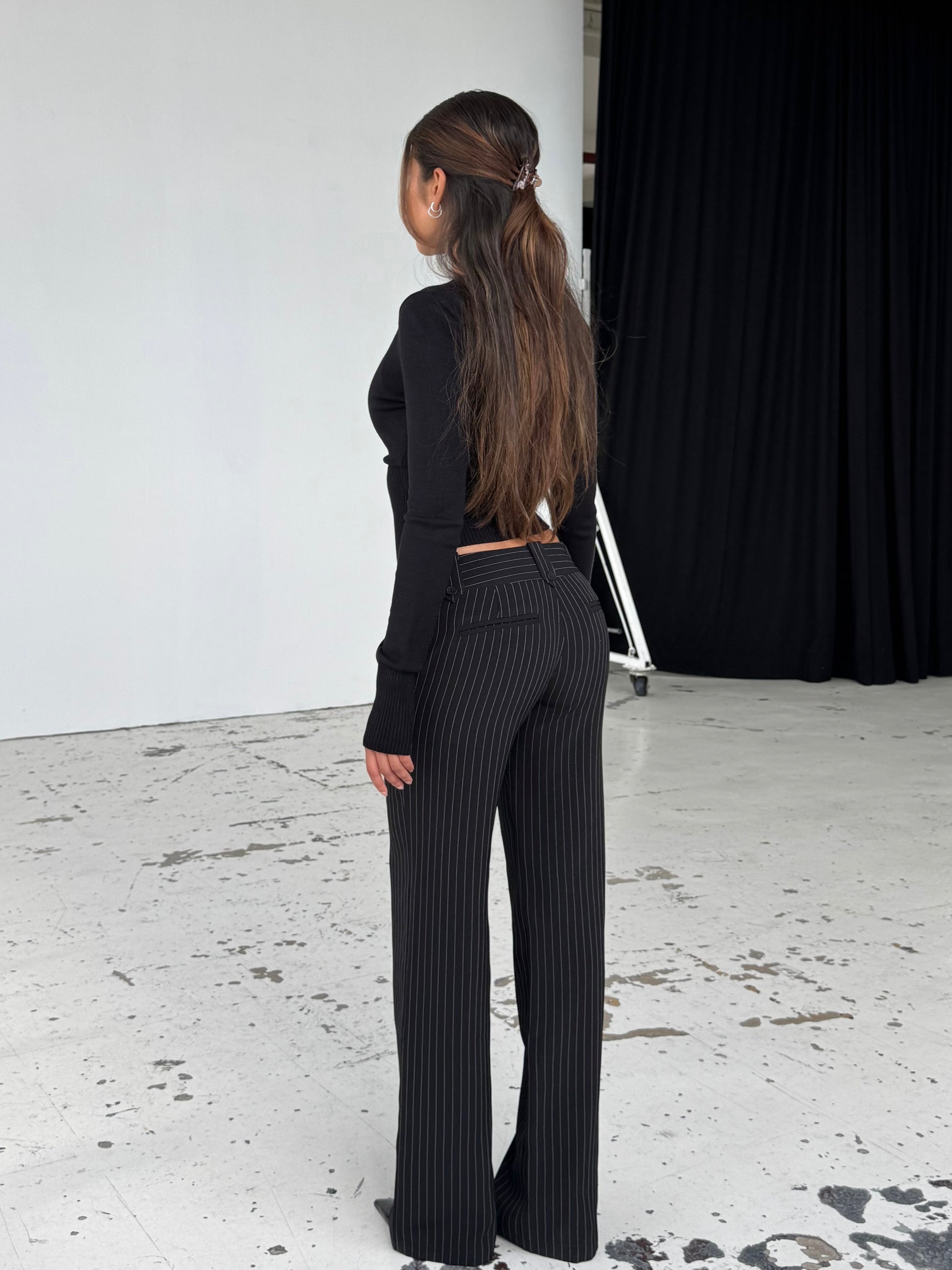 Button low waist bukser - sort stribet